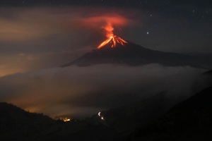 Spectaculair beeld van de vuurspuwende vulkaan Tungurahua
